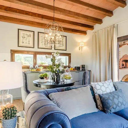 The Luxury With Shared Swimming Pool, Between Viareggio And Torre Del Puccini トッレ・デル・ラーゴ・プッチーニ