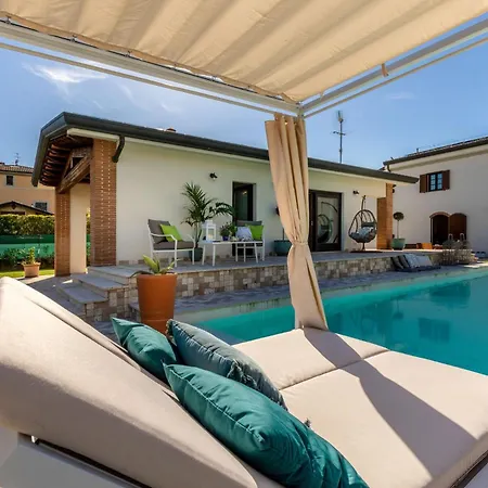 Villa The Luxury With Shared Swimming Pool, Between And Torre Del Puccini